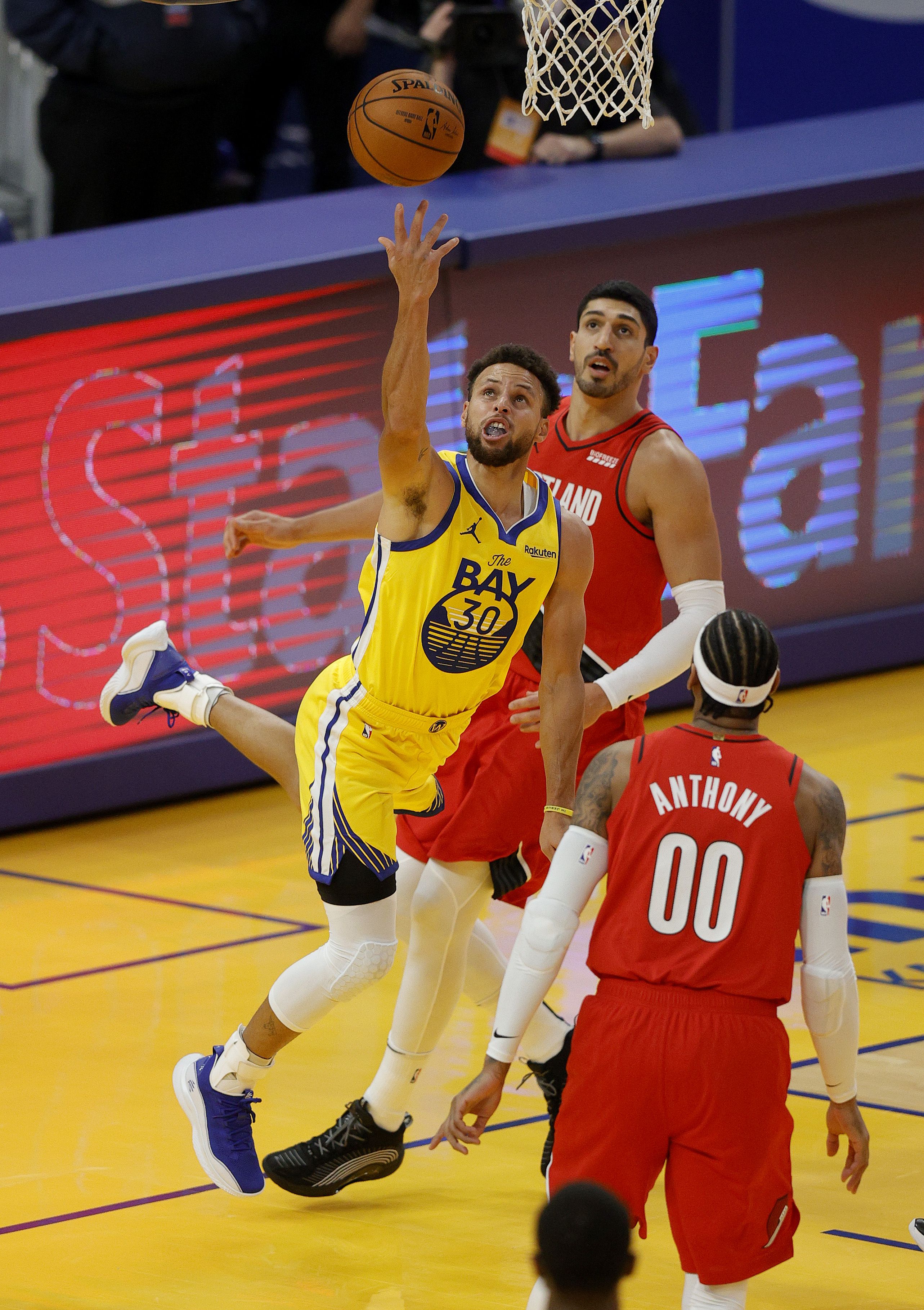 Stephen Curry (sárga mezben) a Portland ellen szórta élete ﷯legtöbb pontját az NBA-ben  / Fotó: GettyImages