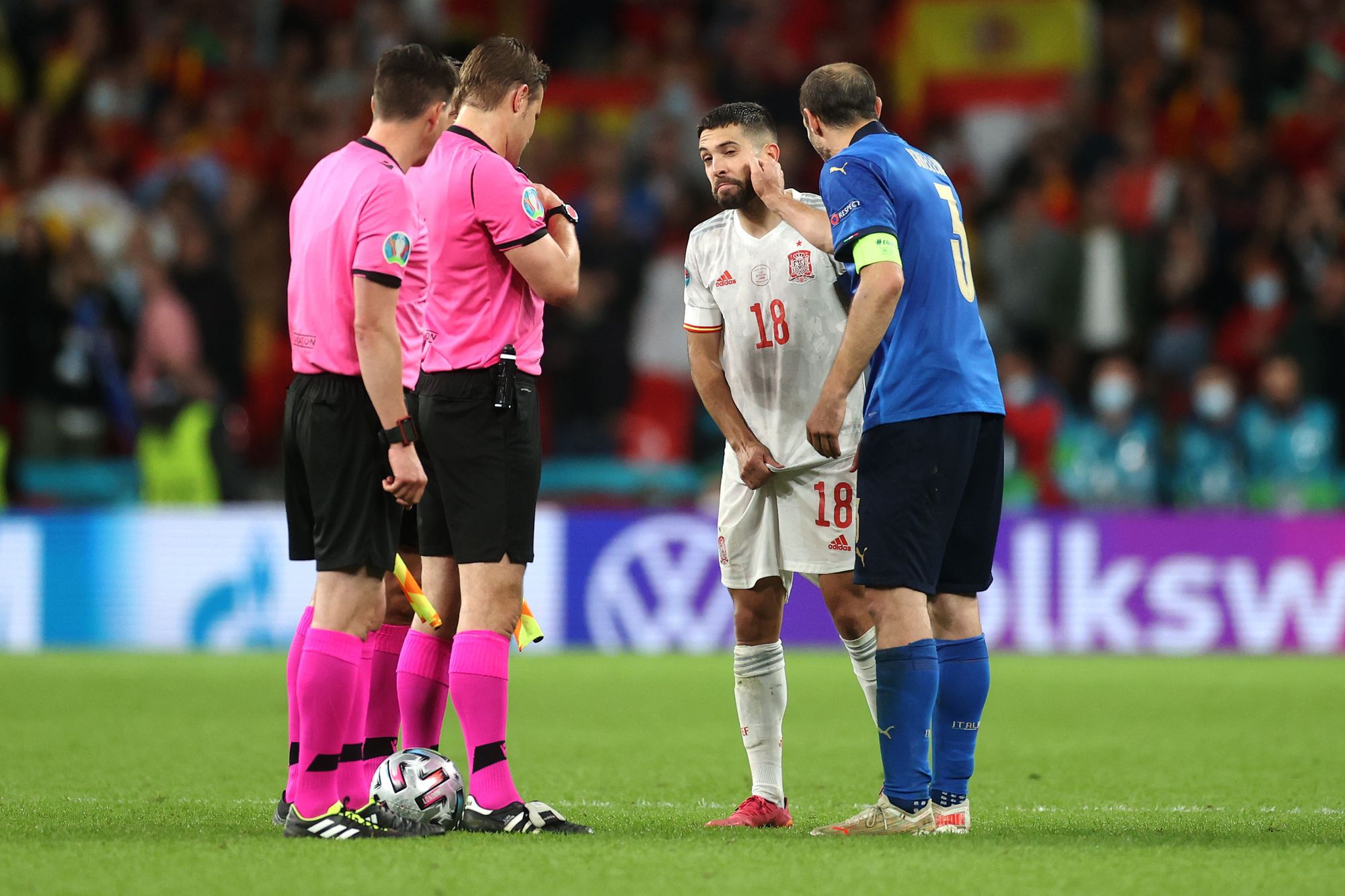 A büntetőrúgások előtti választásnál Chiellini (jobbra) fölényeskedően paskolta meg a spanyol csapatkapitány arcát /Fotó: Getty Images