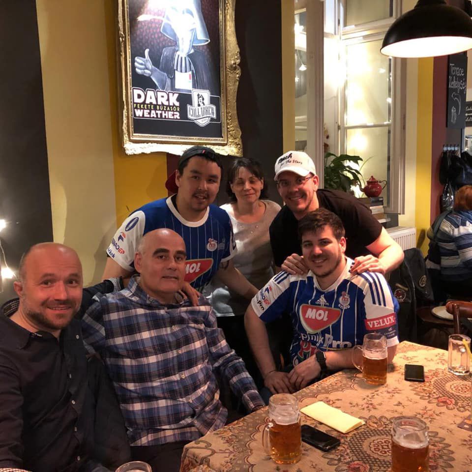 Egy szegedi étteremben az edzővel, Juan Carlos Pastorral (balról a második) is találkozott /Fotó: Facebook