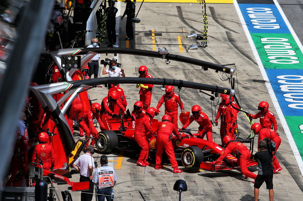 Kiállt a négyszeres világbajnok Ferrari-versenyző autója az első kör elején ment tönkre az ütközés miatt / Fotó: Profimedia