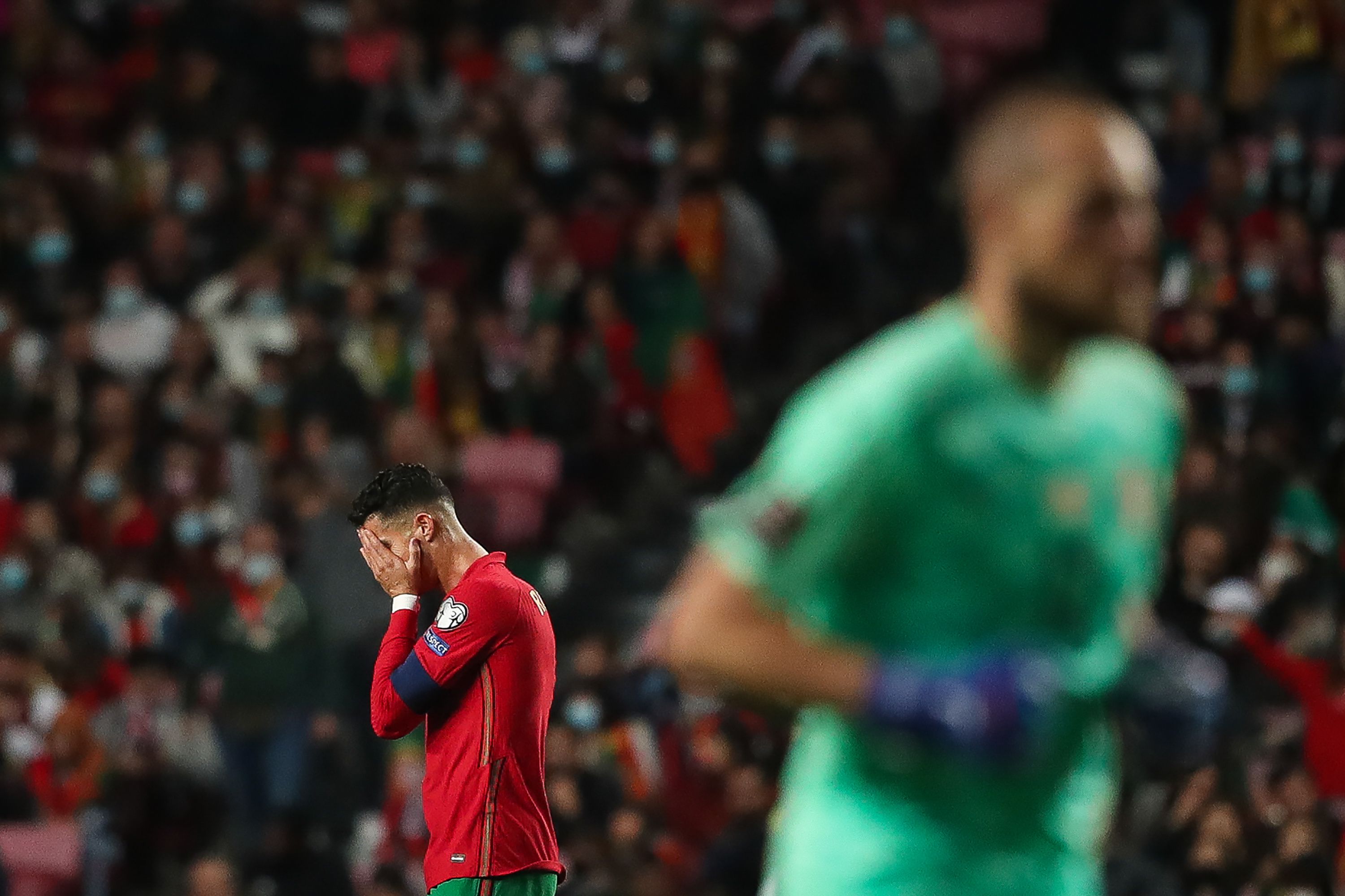 Cristiano Ronaldo roppant csalódott volt, miután csapata a 90. percben bukta el a világbajnoki továbbjutást. / Fotó: EPA/Mario Cruz.
