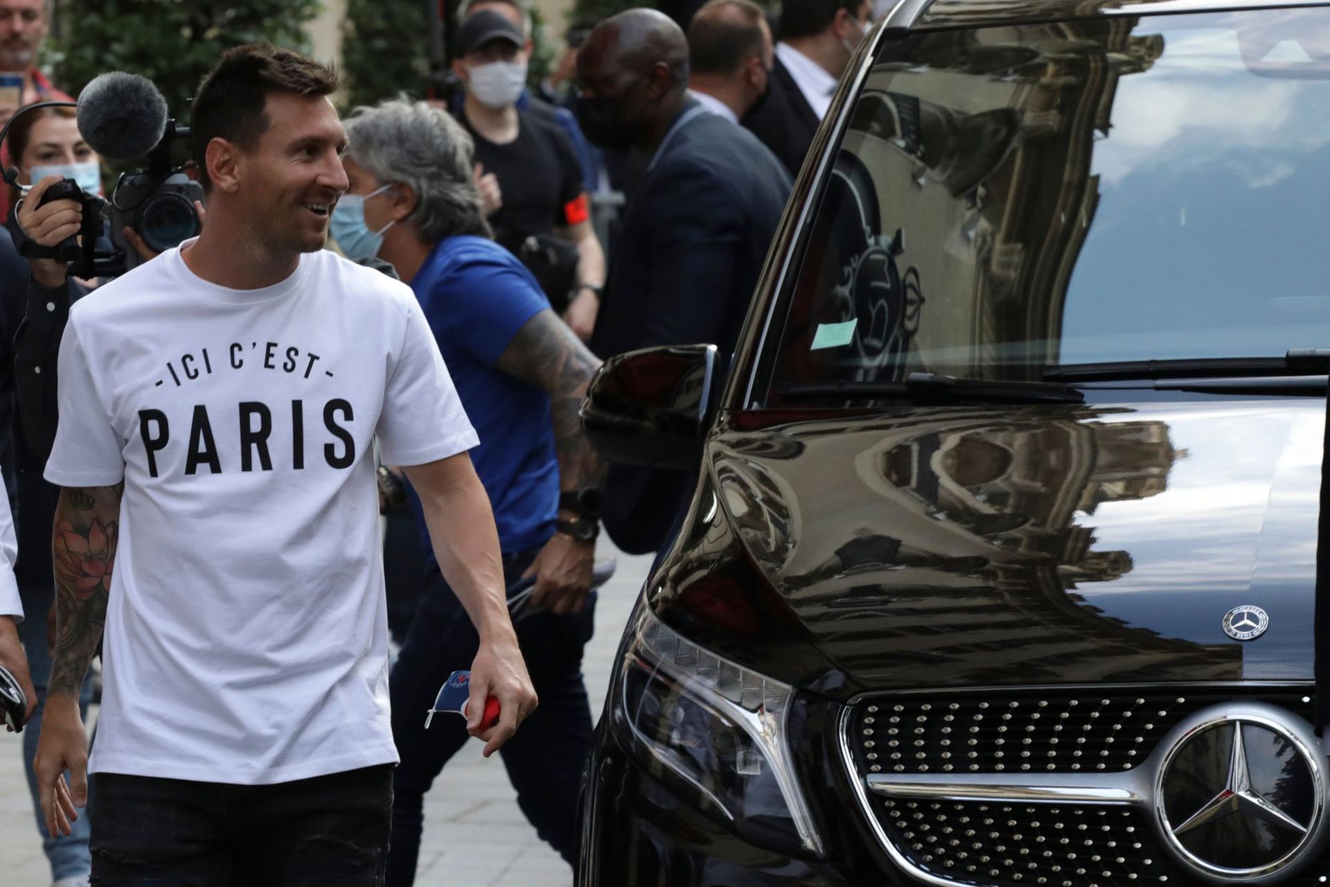 A sztárfocista hozzá illő pólóban érkezett meg a francia fővárosba / Fotó: MTI/AP/Adrienne Surprenant