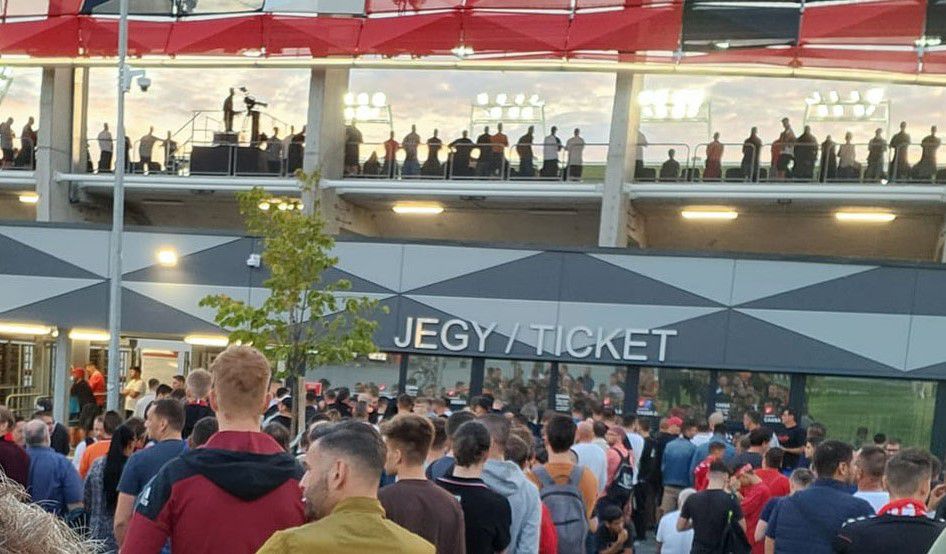 A Honvéd–Újpest meccs már elkezdődött, de több száz néző nem jutott be