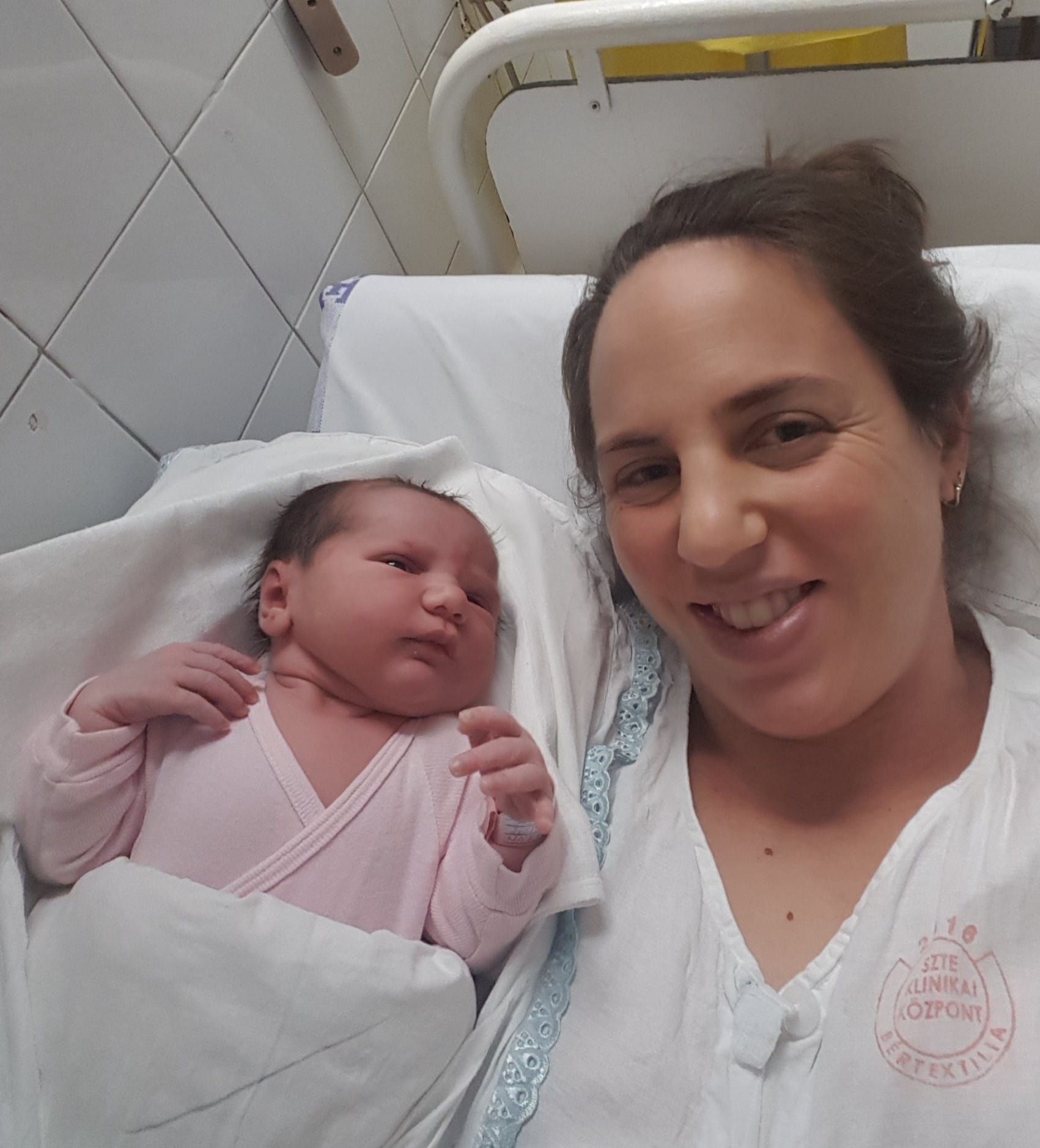 Márton Anita boldogan ölelte magához a kislányát, Lucát. Mindketten jól vannak / Fotó: Facebook