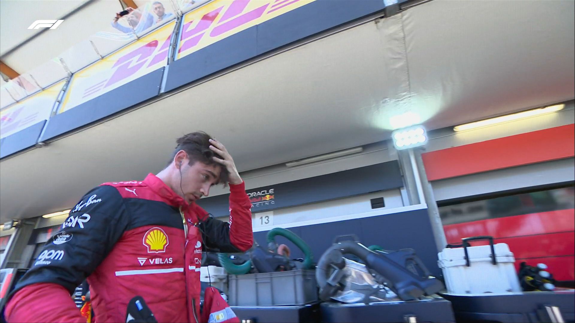 Leclerc a Ferrari újabb technikai fiaskója után csak a fejét fogta Bakuban / Fotó: Twitter