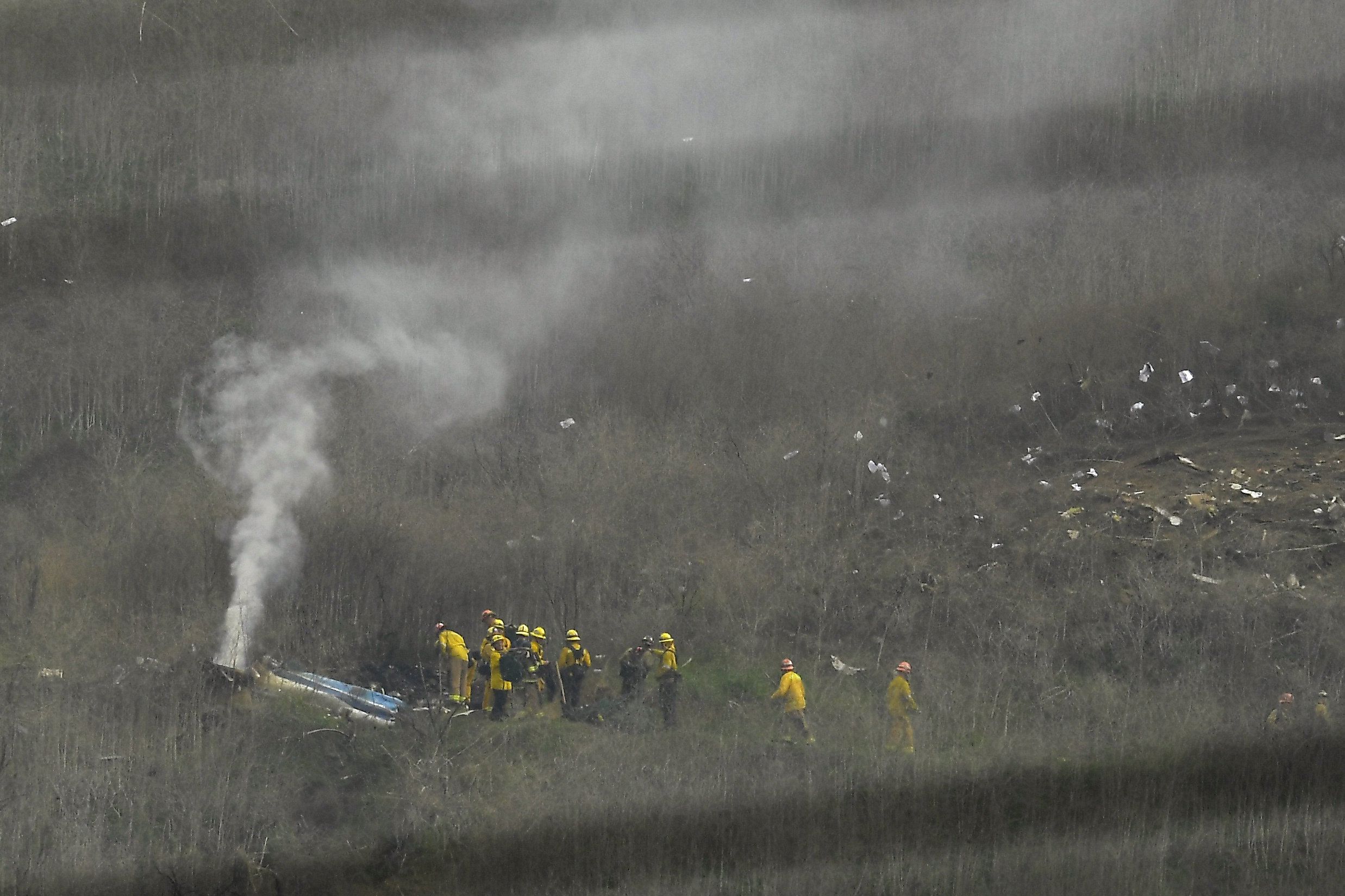 Tűzoltók annak a helikopter-balesetnek a helyszínén, ahol Kobe Bryant kétszeres olimpiai bajnok, visszavonult amerikai profi kosárlabdázó életét vesztette. /Fotó: MTI/AP/Mark J. Terrill