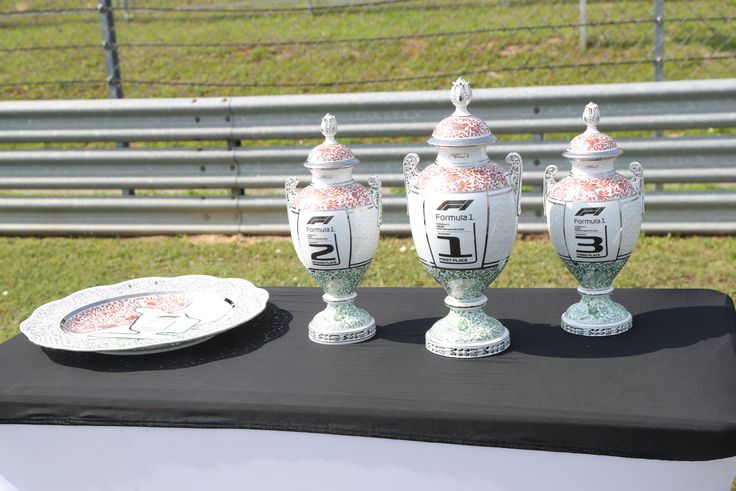 Tízmilliós porcelántrófeákért küzdenek a pilóták és a csapatok a Hungaroringen