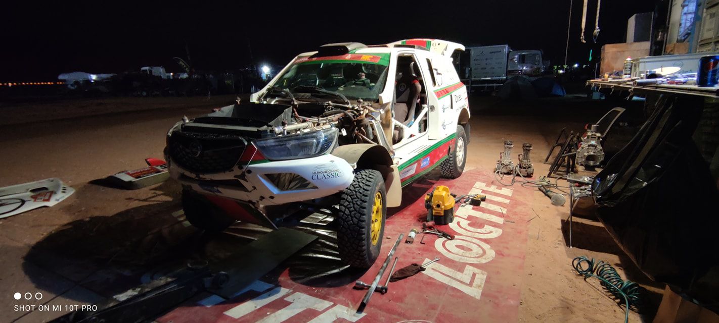 Szalay Balázs autóját egész éjszaka szerelték, a reggeli rajtra elkészült, de még több hibája van. /Fotó: Dakar.hu