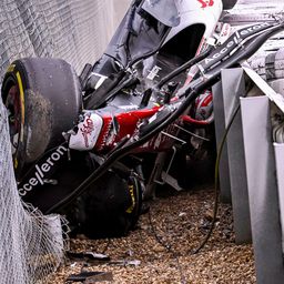 Horrorbalesettel indult a Brit Nagydíj: a feje tetején csúszott az F1-es pilóta autója – videó
