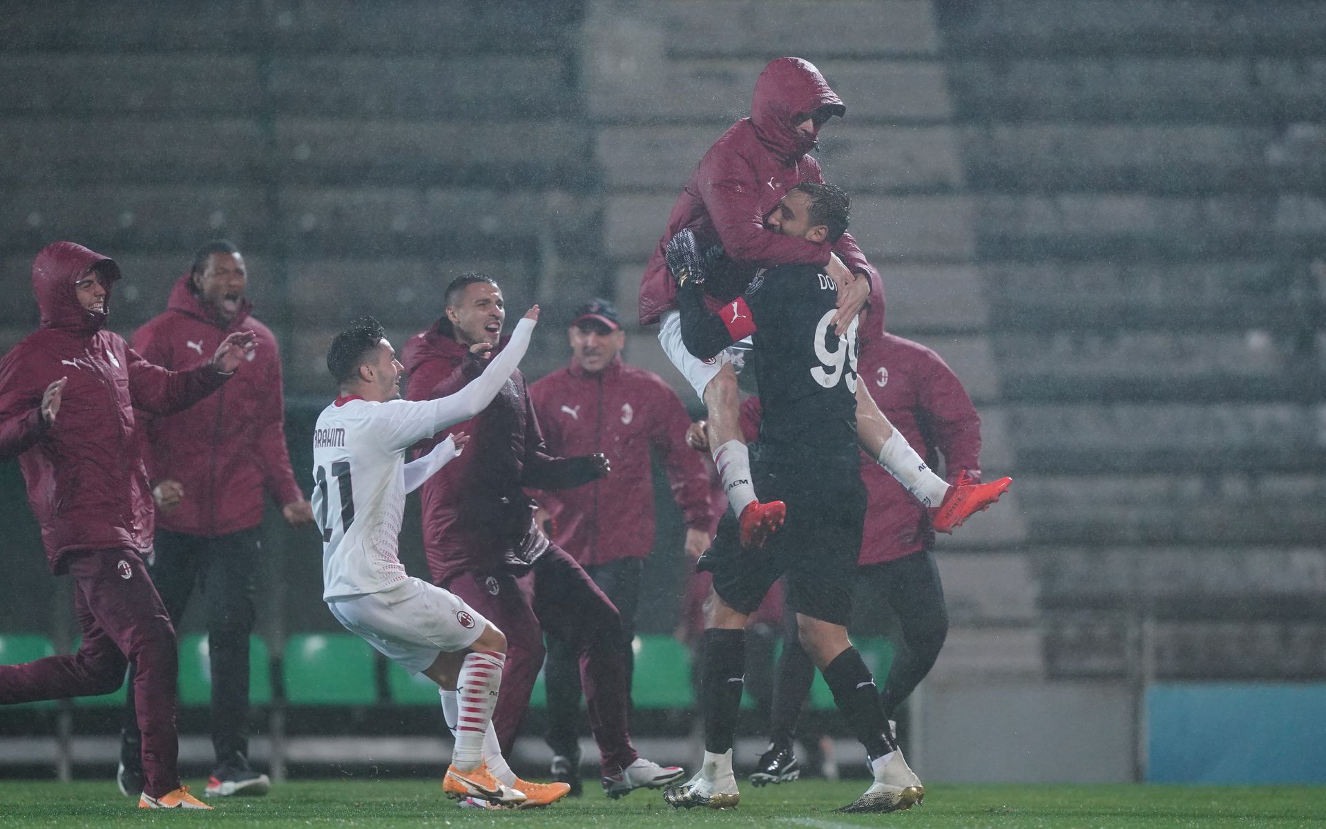 A maratoni büntetőpárbajt követően végül így örültek a Milan labdarúgói az El-továbbjutásnak. /Fotó: Profimedia