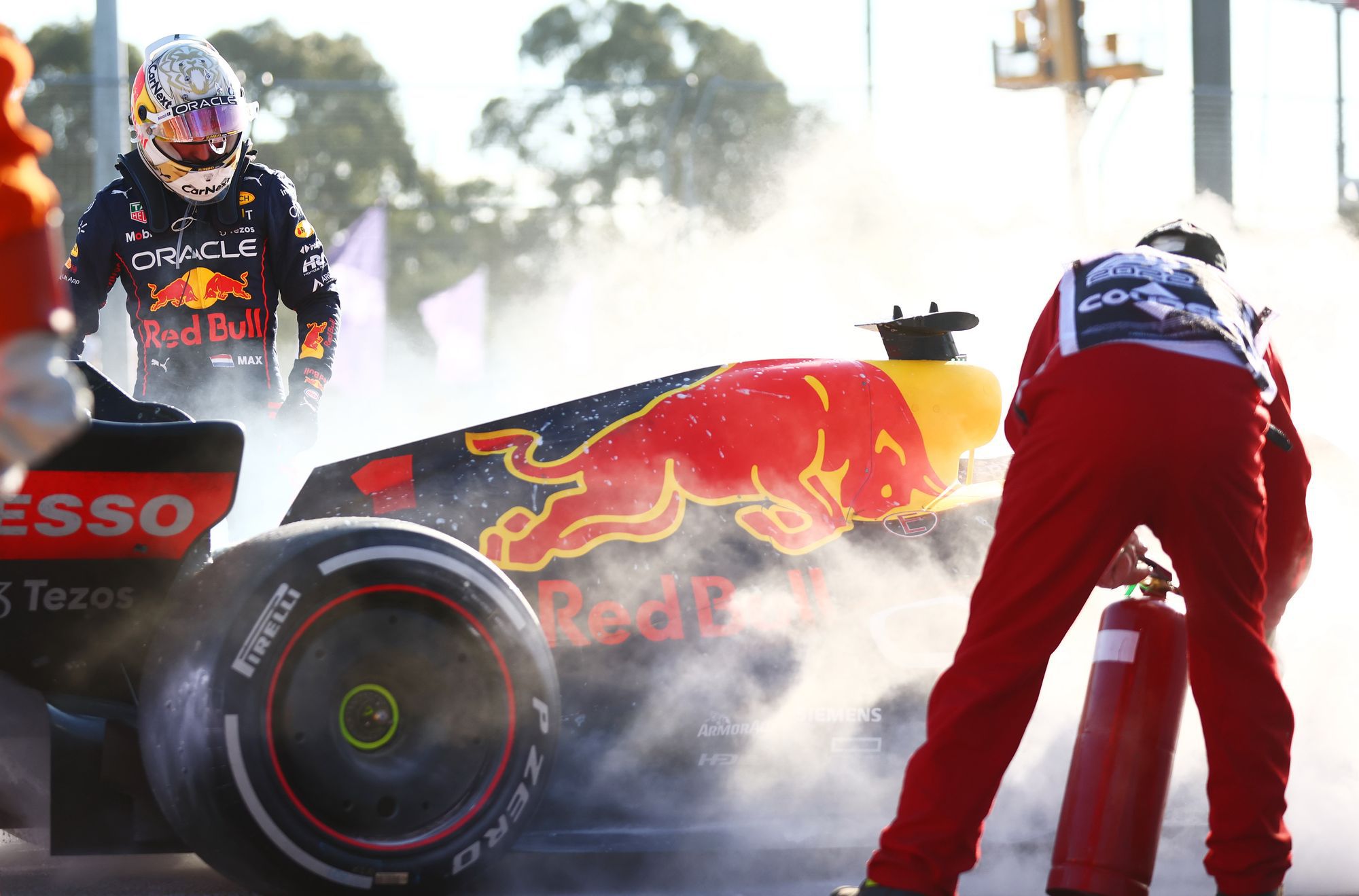 Újabb műszaki hiba, Verstappen alatt másodszor romlott el az idén a Red Bull versenyautója, ezúttal ki is gyulladt / Fotó: Gettyimages