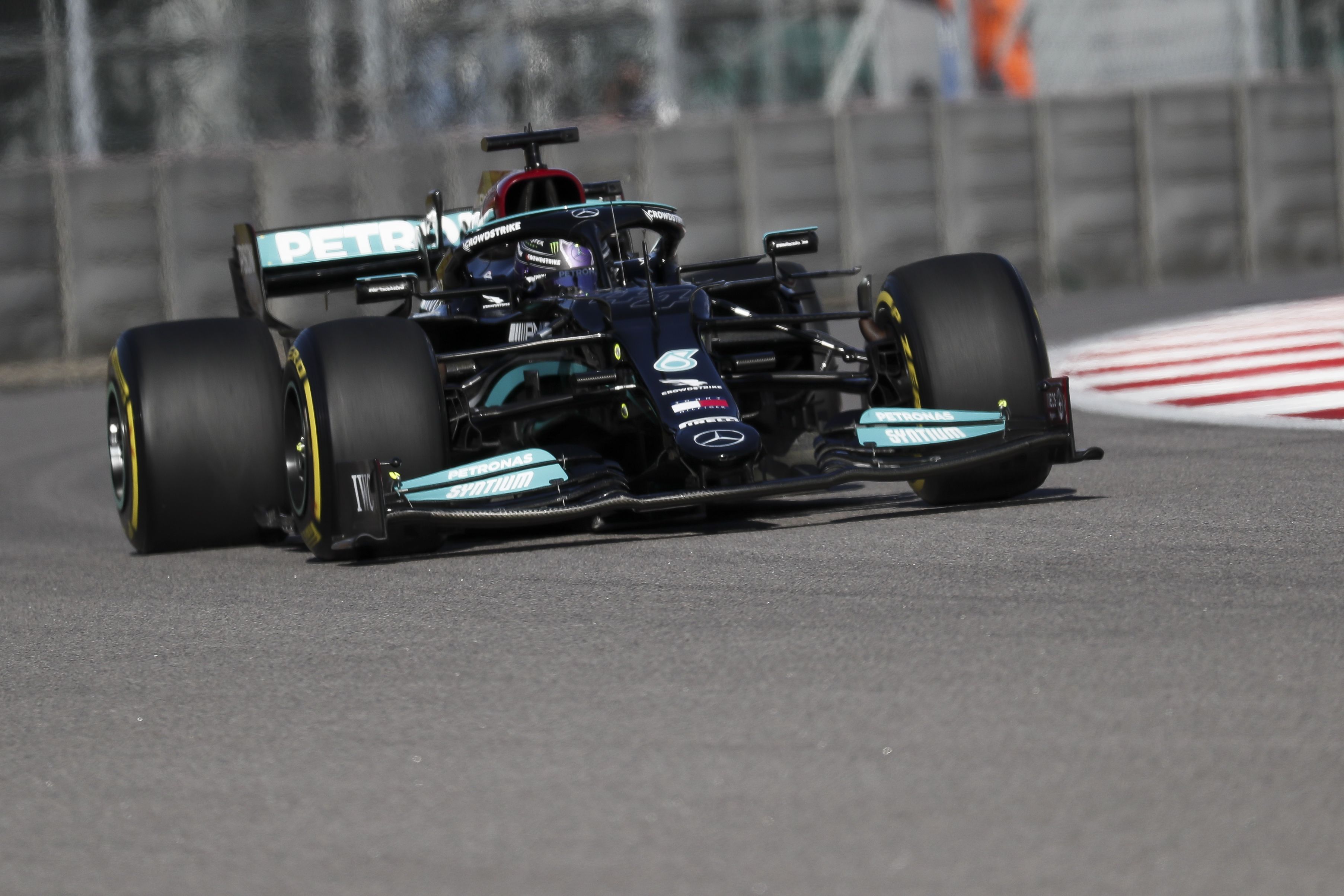 Lewis Hamilton elütötte a szerelőjét. / EPA/Yuri Kochetkov