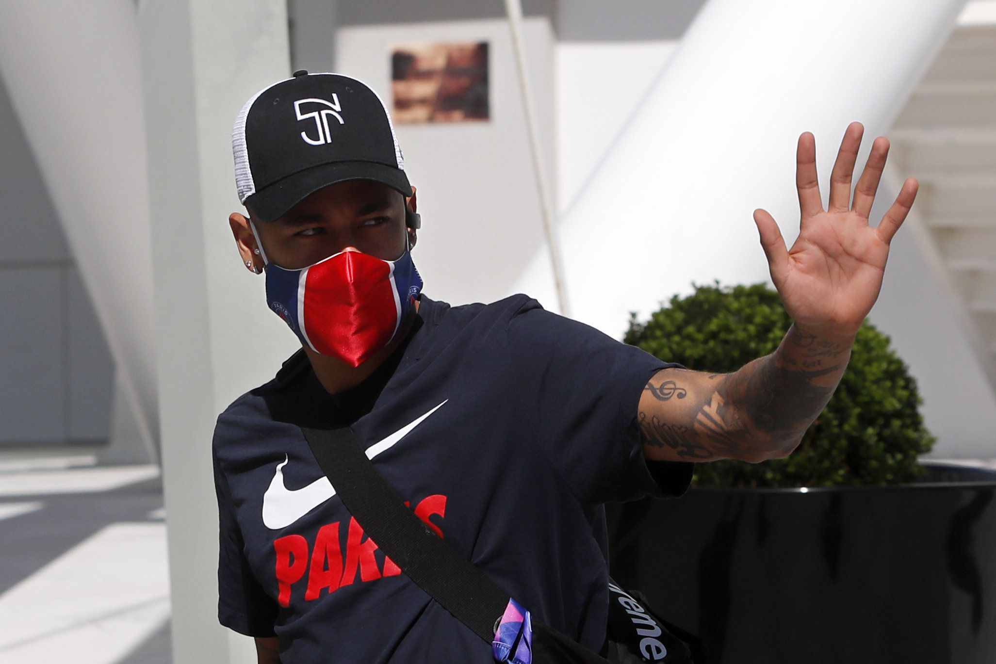 Neymar, a Paris Saint-Germain játékosa edzésre indul a csapat szállodájából Lisszabonban 2020. augusztus 21-én. A PSG a Bayern München ellen játszik a labdarúgó Bajnokok Ligájának döntőjében augusztus 23-án. / Fotó: MTI/AP/Armando Franca