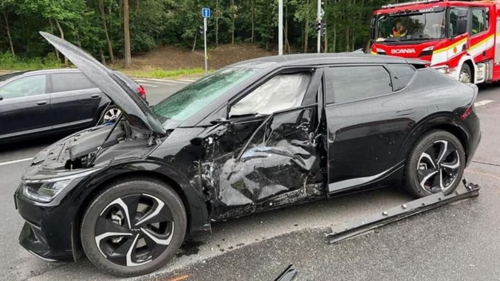 Jágr autójának egyik oldala csúnyán összetört, de a hokisztár épen szállt ki belőle/Facebook