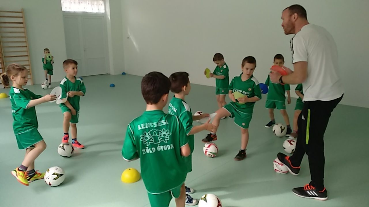 Futaki Krisztián örül, hogy az oviban a fiúk mellett a lányok is fociznak