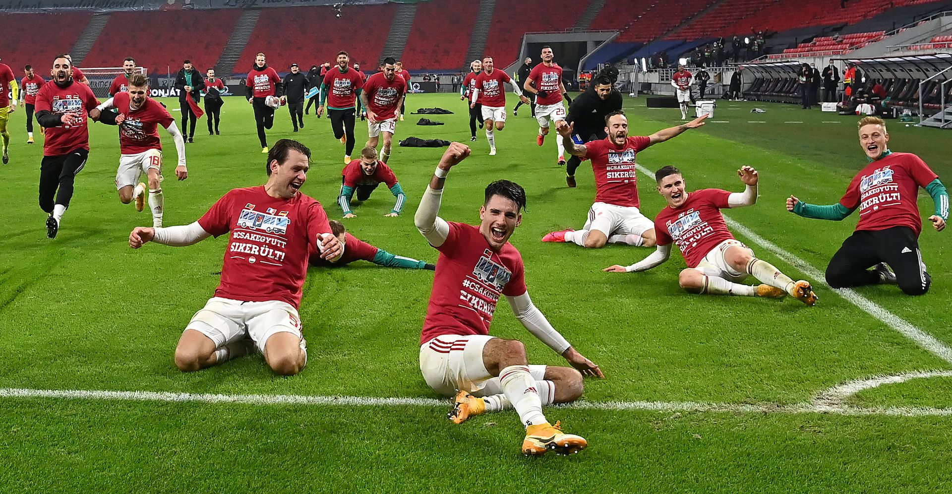 A gól után jöhetett az ünneplés, a válogatott hosszú percekig élvezte a győzelem ízét. /Fotó: MTI/Illyés Tibor