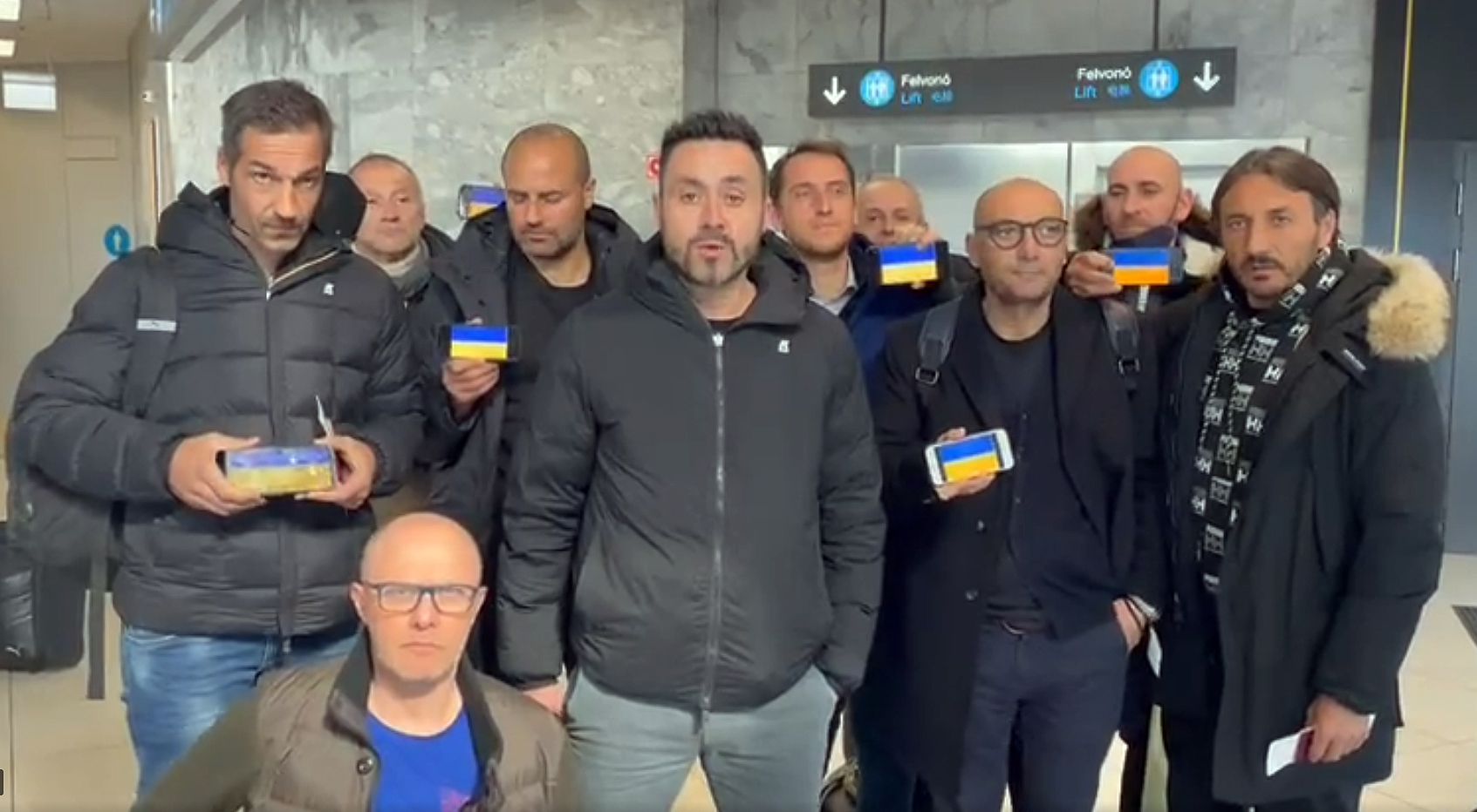 Az olasz Roberto De Zerbi (középen) és stábja hálás volt a Fradi segítségéért. A Ferihegyi reptérről jelentkeztek be, miután biztonságba kerültek / Fotó: Twitter