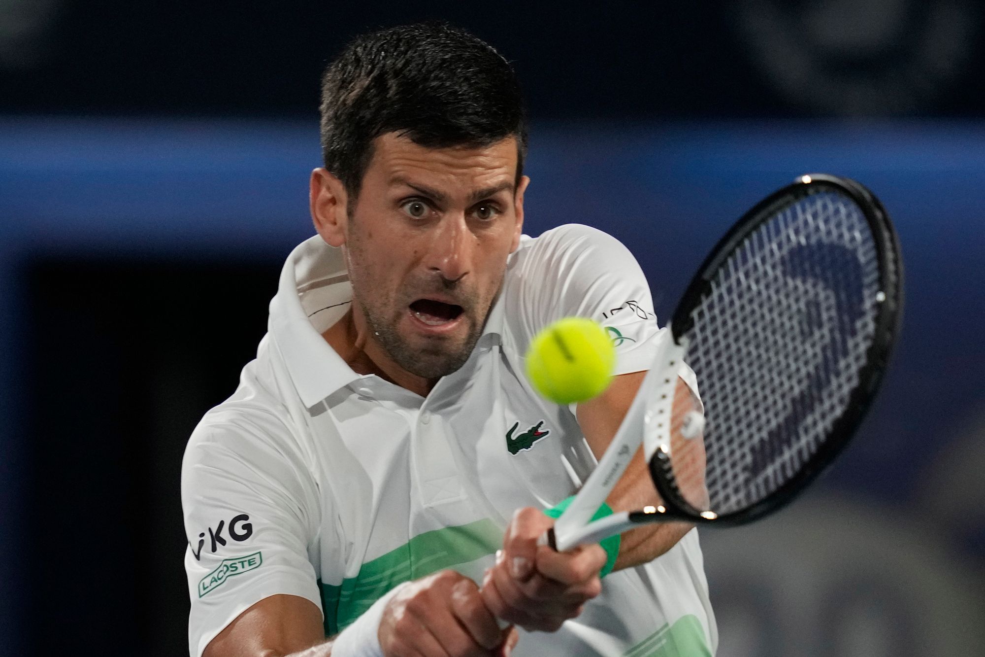 A szerb Novak Djokovic az olasz Lorenzo Musetti ellen játszik a dubaji keménypályás férfi tenisztorna első fordulójában. / Fotó: MTI/AP/Kamran Dzsebreili