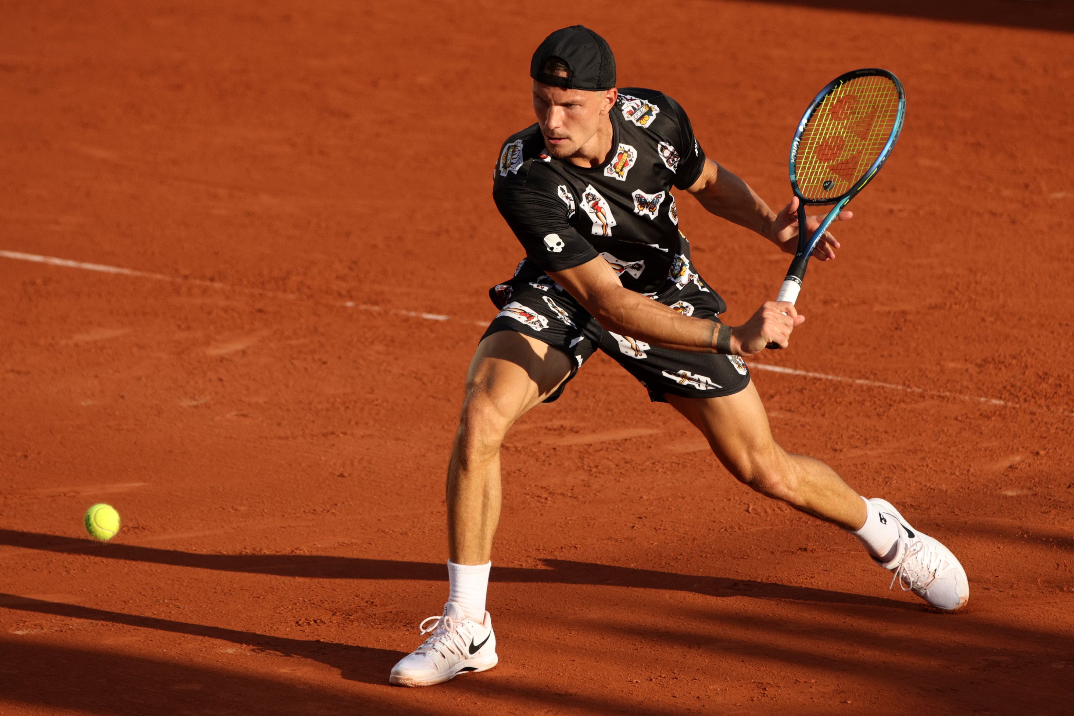 Fucsovics nem mindennapi szerelésben teniszezik a Roland Garroson /Fotó: Getty Images