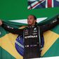 Forma-1: Hamilton félelmetes versenyezéssel a 10. helyről nyerte meg a Brazil Nagydíjat, csökkentve hátrányát az összetettben