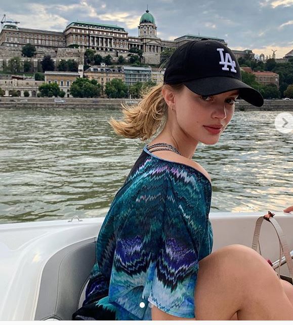 A modellként dolgozó Krista Tcherneva a Dunáról posztolta a magyar fővárosban készített fotóját /Fotó: Instagram