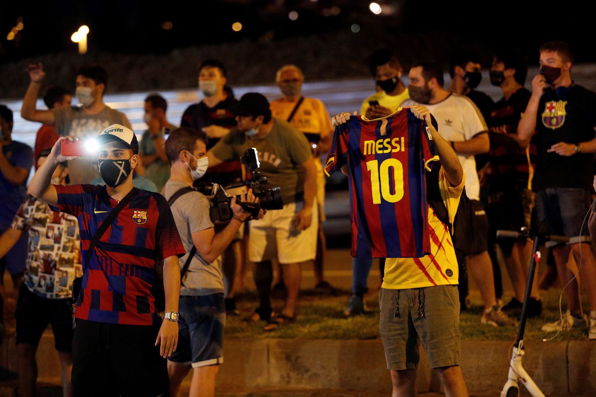 Messi távozásáról hallvaa barcelonai szurkolók azonnal a klubelnök lemondását követelték./ Fotó: MTI EPA EFE Alejandro Garcia