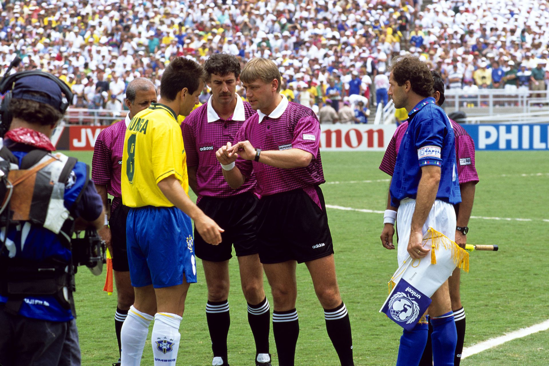 Idővel a világ legjobb-ja lett, 1994-ben, pályafutása csúcsaként a Brazília –﷯Olaszország világbajnoki finálét vezette (a dél-amerikaiak csapatkapitánya, Dunga figyel rá a térfélválasztásnál) / Fotó: Profimedia