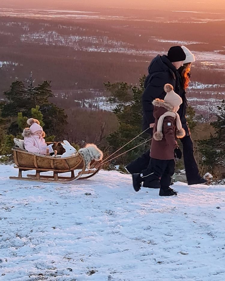 A finn Forma–1-es pilóta feleségével, Minttuval, fiával, Robinnal (jobbra) és lányával, Riannával még szánkózni is elment Lappföldön / Fotó: Instagram