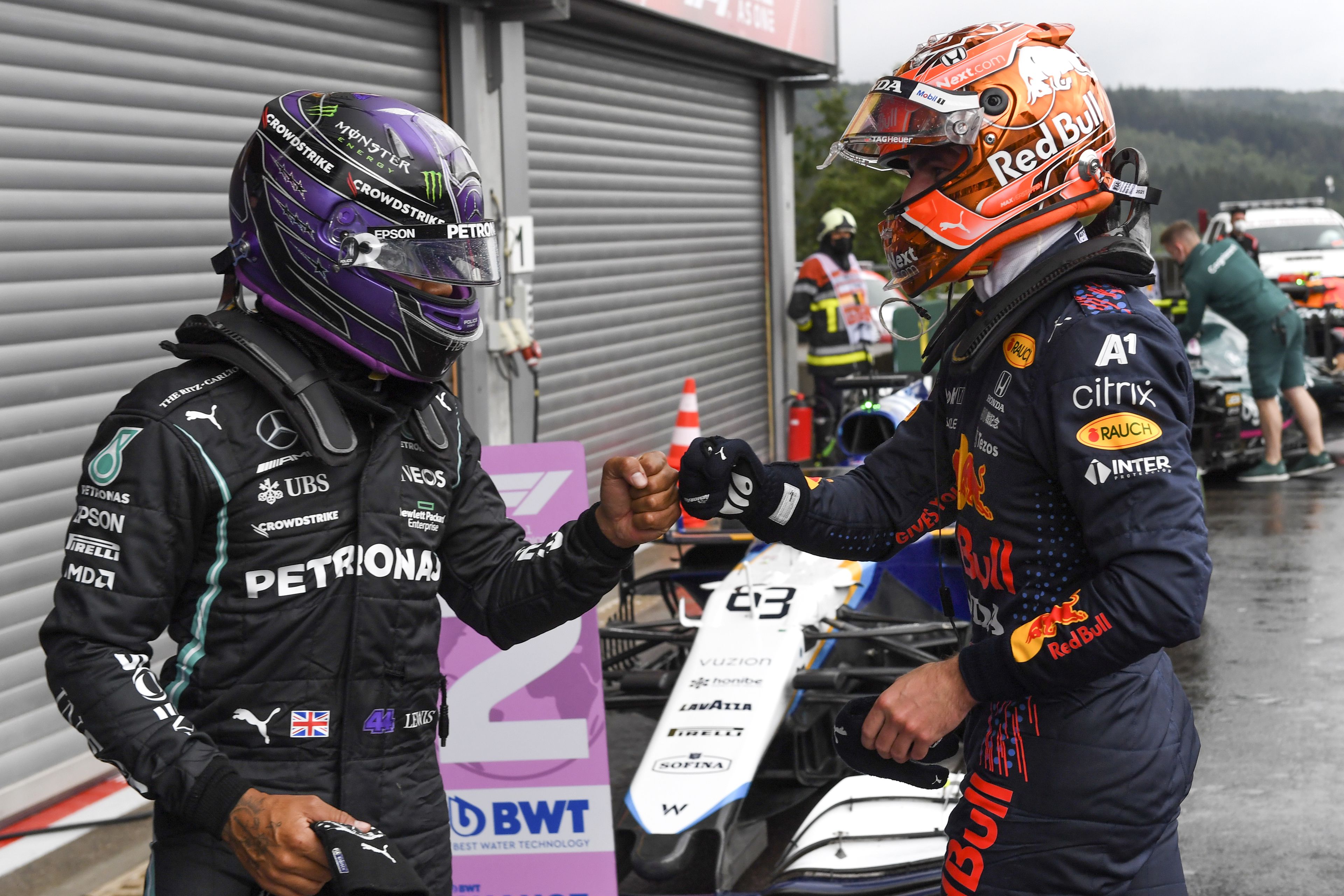 Max Verstappen és Lewis Hamilton gratulál egymásnak a Belga Nagydíj időmérője után. / Fotó: EPA/John Thys