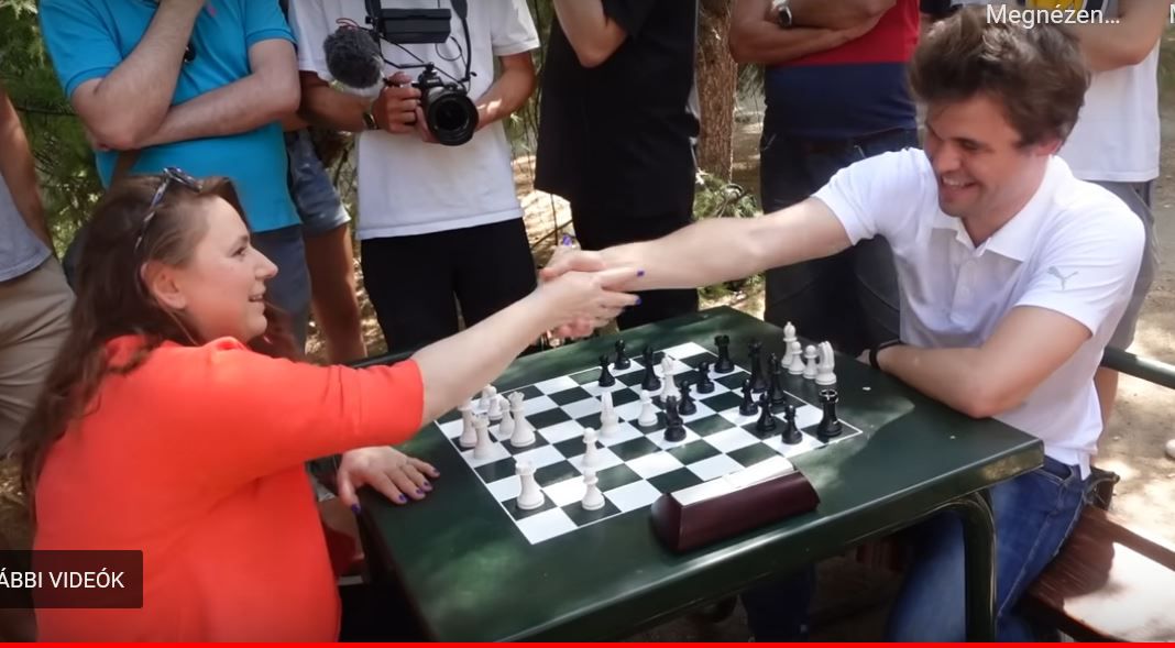 A nagy pillanat: Carlsen gratulált Polgár Judit győzelméhez