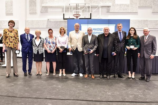 Németh Ágnes (balra) érdemérmet kapott a kosárlabda-szövetségtől Fotó: MKOSZ/Girgász Péter