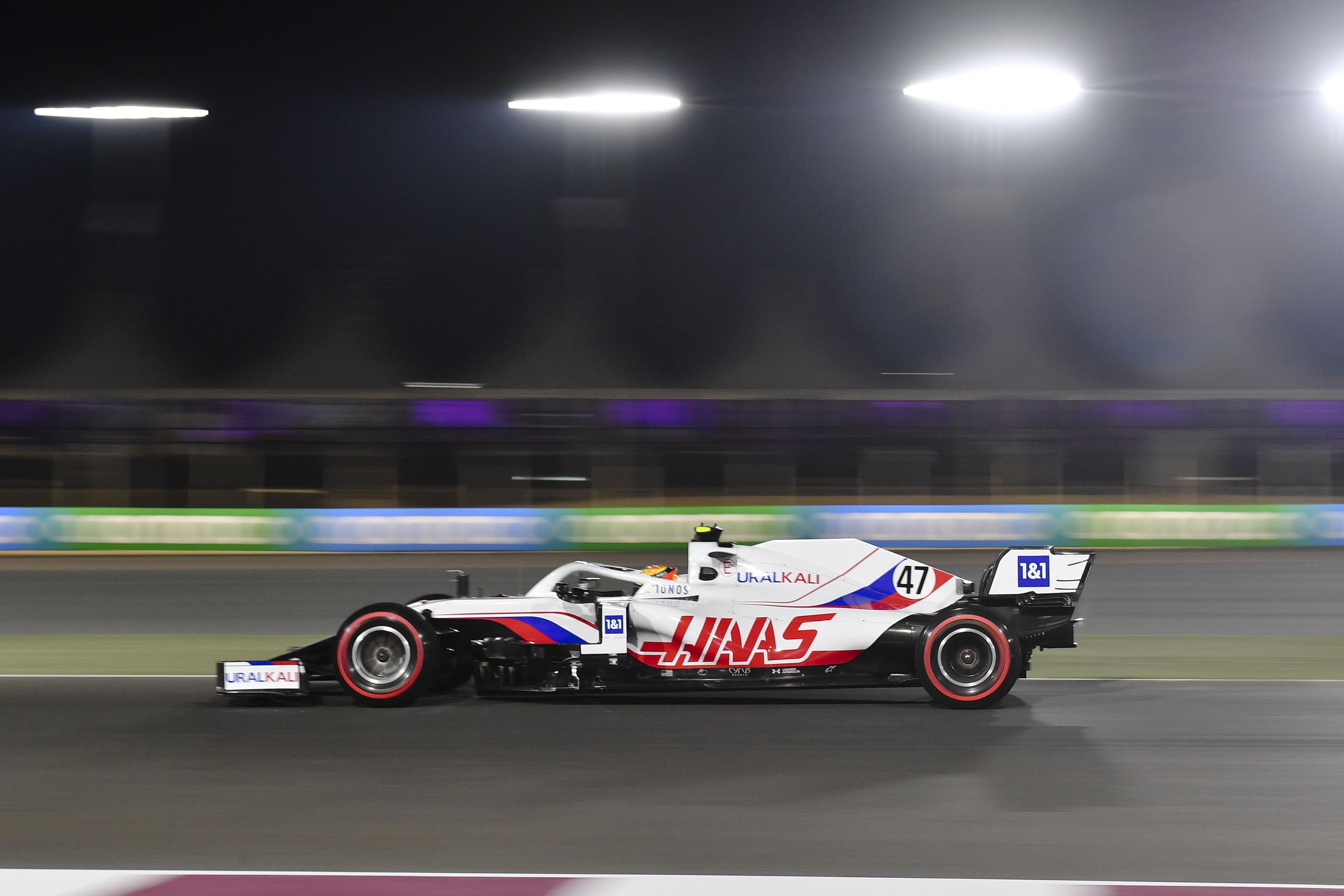 Mick Schumacher, a Haas német versenyzője a Forma-1-es autós gyorsasági világbajnokság Katari Nagydíjának második szabadedzésén a Dohától északra fekvő Lusail versenypályán. / Fotó: MTI/EPA/Nusad Szekkajil