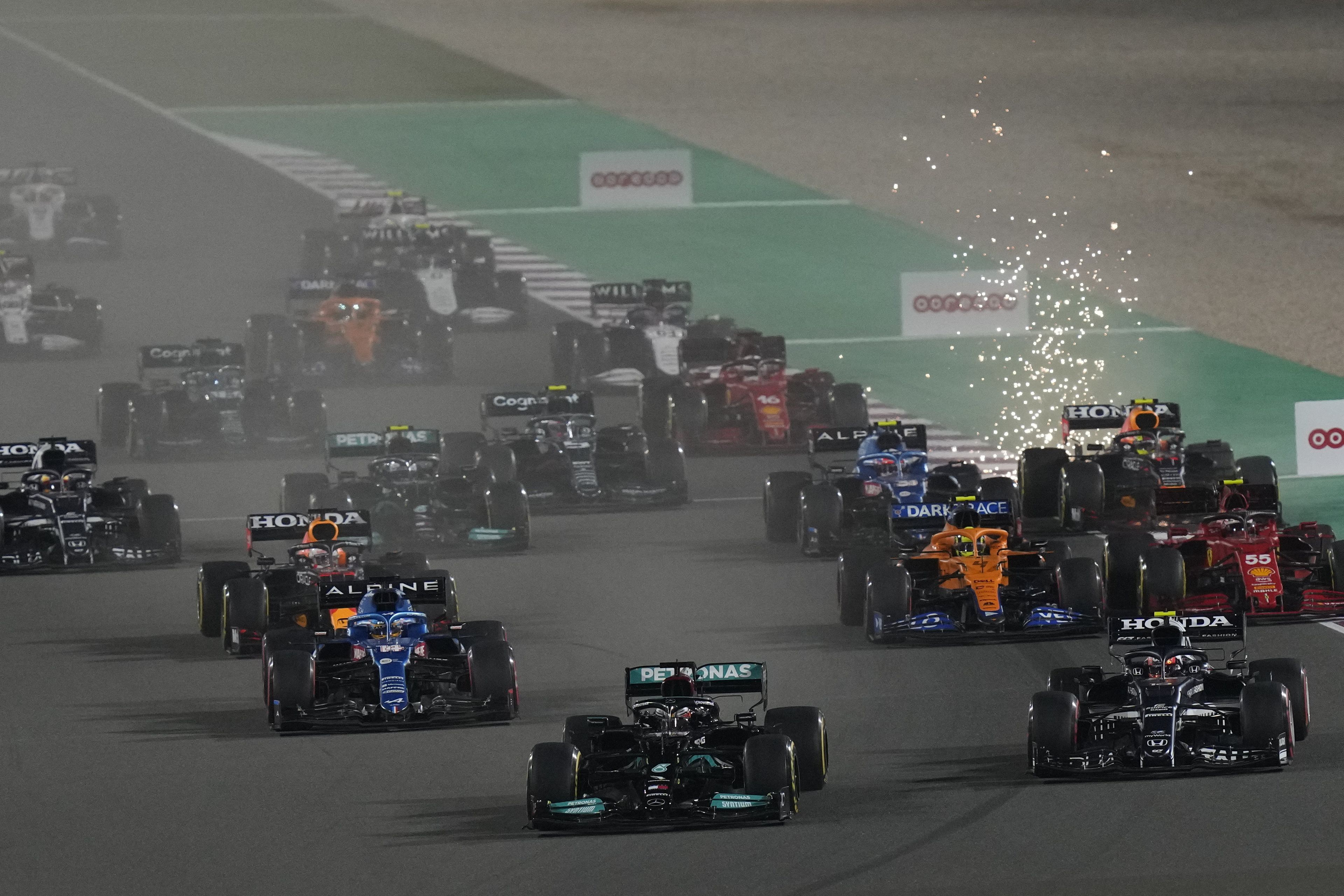 Lewis Hamilton, a Mercedes brit versenyzője (elöl) a Forma-1-es autós gyorsasági világbajnokság Katari Nagydíján a Dohától északra fekvő Lusail versenypályán. / Fotó: MTI/AP/Darko Bandic