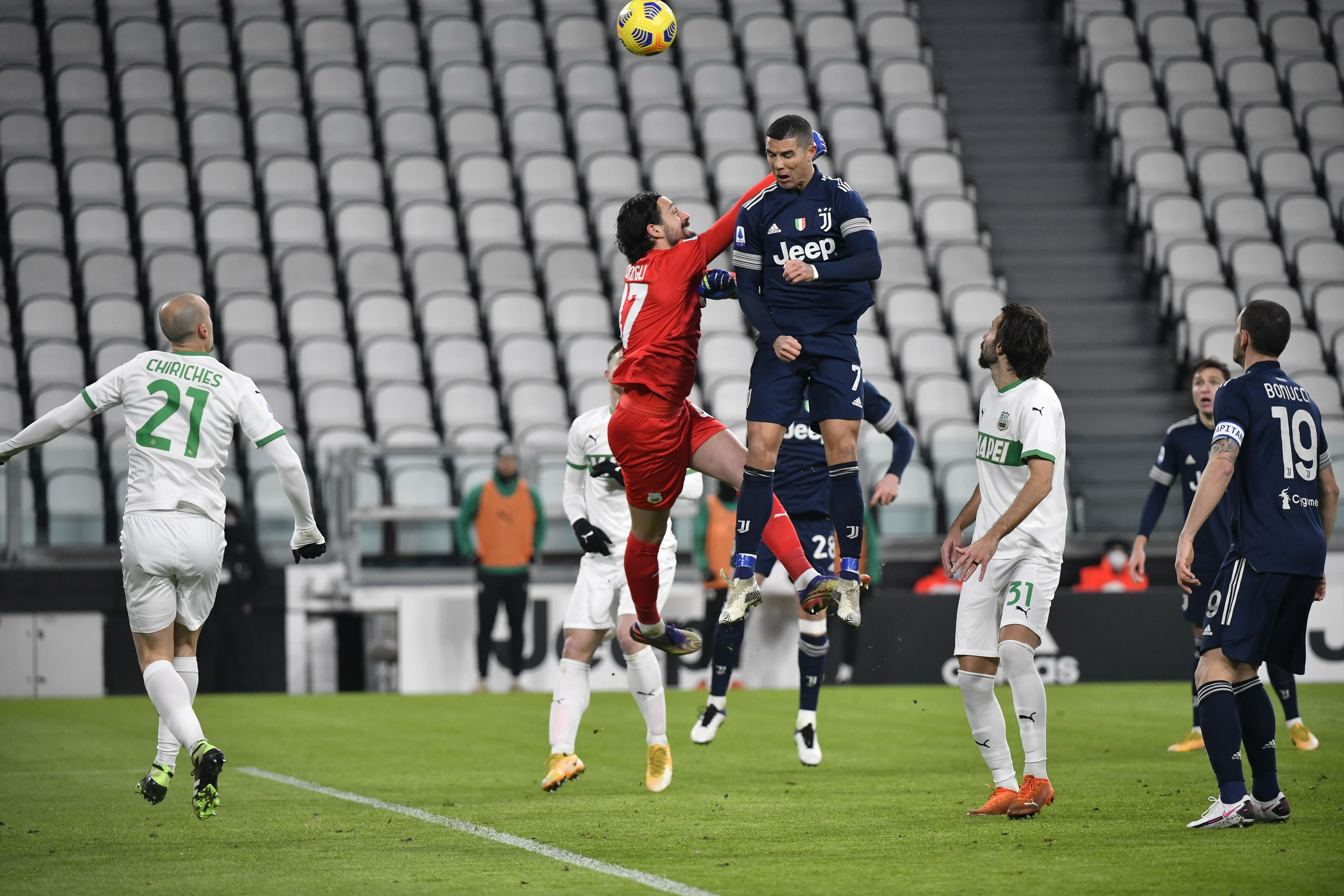 Cristiano Ronaldo magasra ugrott, hogy betaláljon a kapuba / Fotó: GettyImages
