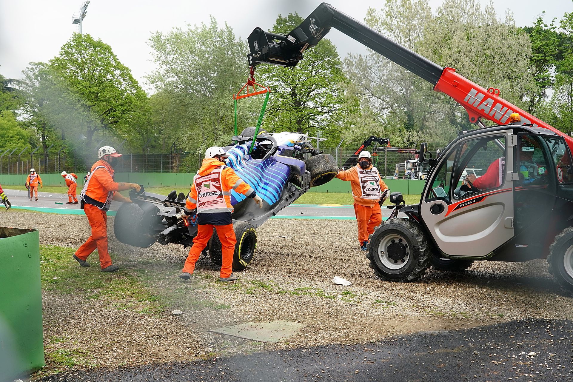 A Williams pilótájának az autója ugyanúgy összetört, ahogy ellenfelének a Mercedese / Fotó: GettyImages