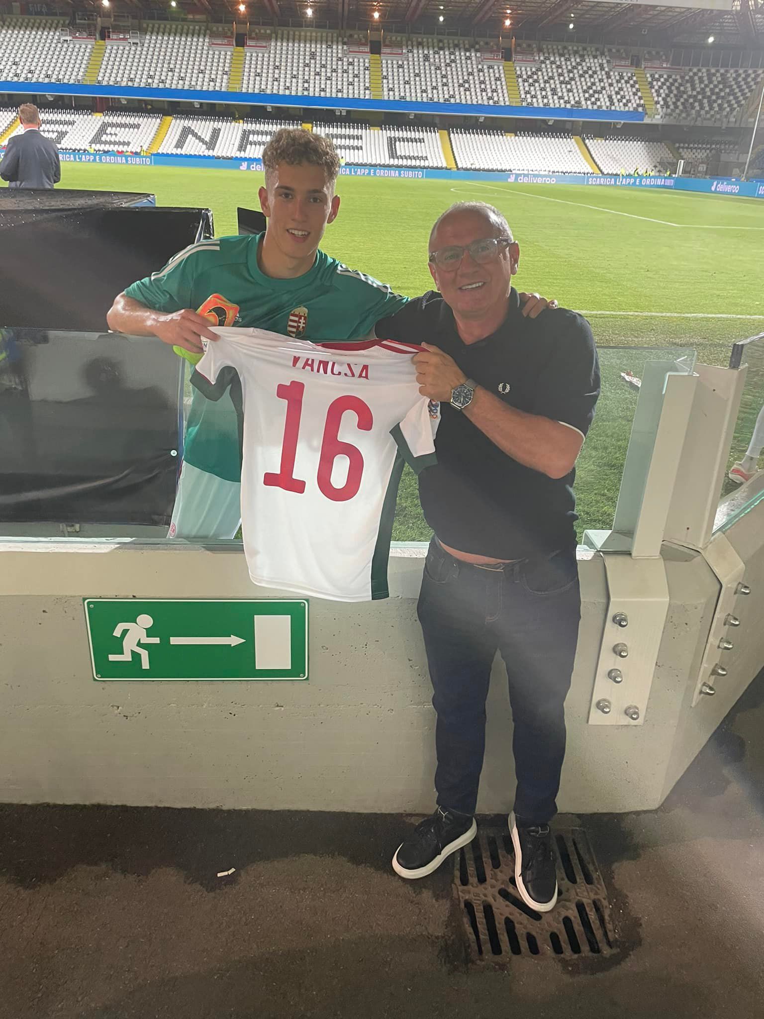 Édesapja, Vancsa Miklós (jobbra), a korábbi kiváló focista a helyszínen szurkolt, s persze ő kapta fia első válogatottmezét/Facebook