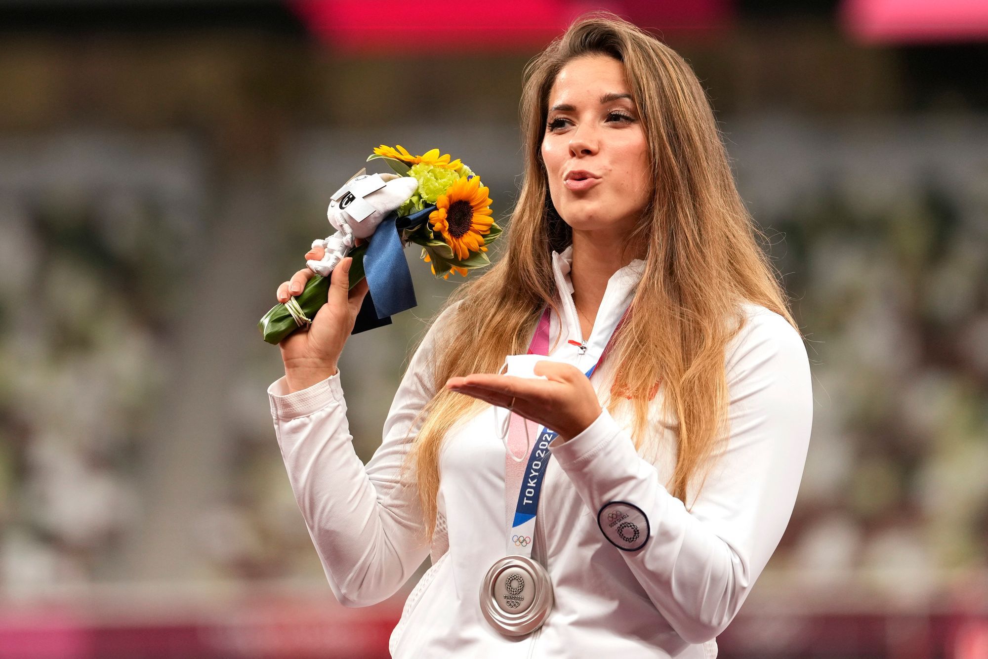 Az ezüstérmes lengyel Maria Andrejczyk a világméretű koronavírus-járvány miatt 2021-re halasztott 2020-as tokiói nyári olimpia női gerelyhajításának eredményhirdetésén az Olimpiai Stadionban 2021. augusztus 7-én. / Fotó: MTI/AP/Martin Meissner