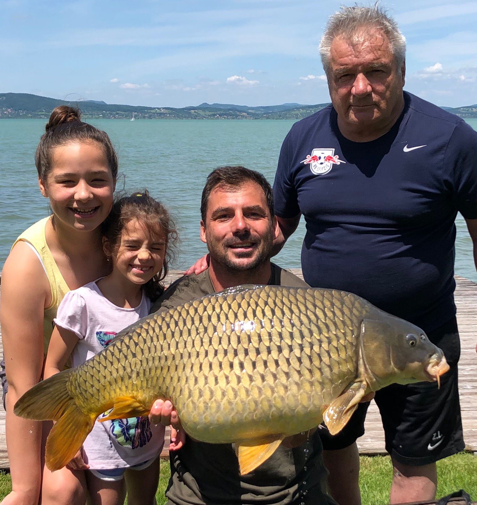 A Lőw-család imád horgászni, jobbra a boldog édesapa, Lőw János / Fotó: Facebook