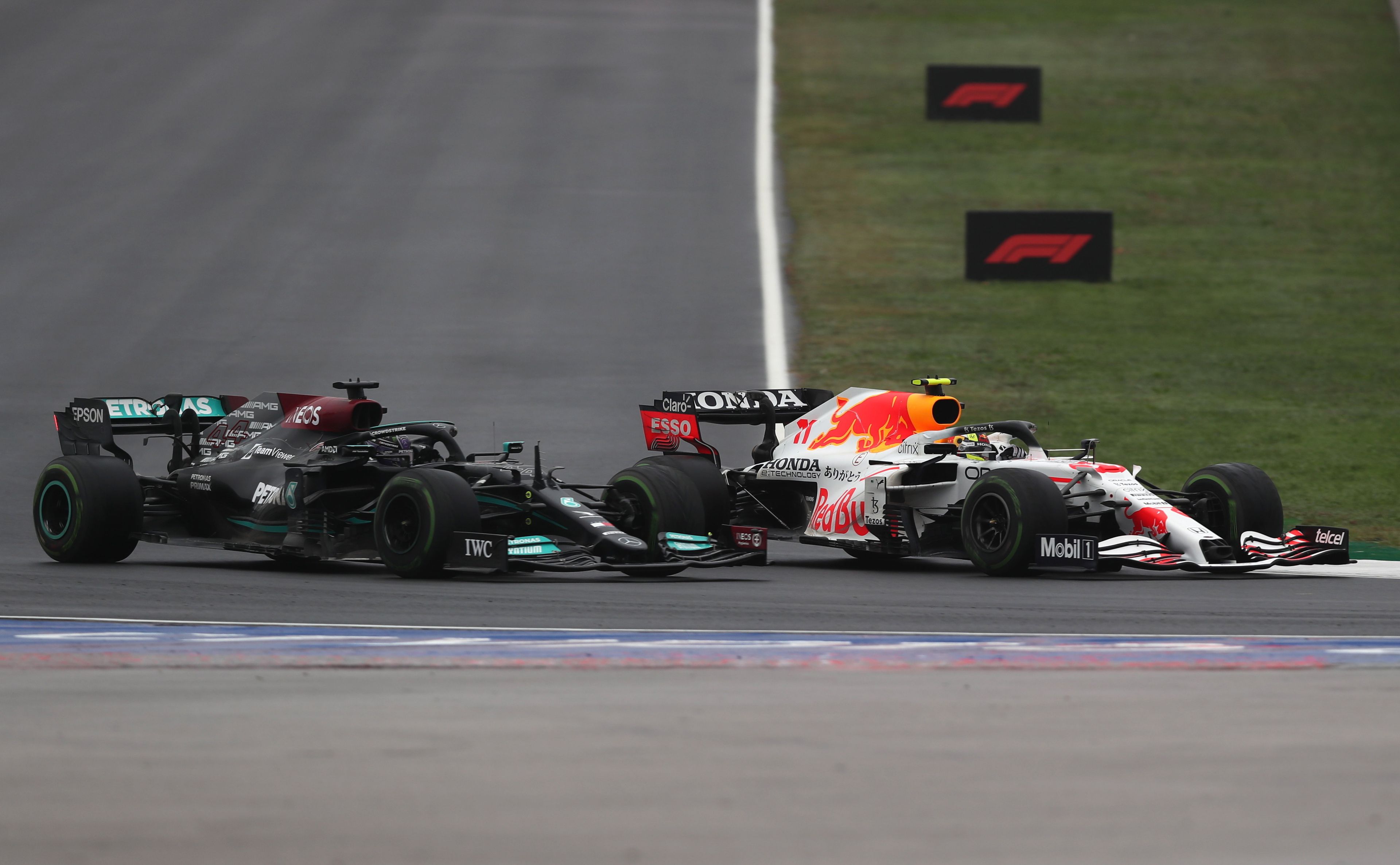 Sergio Pérez, a Red Bull mexikói versenyzője és Lewis Hamilton, a Mercedes brit versenyzője a Forma-1-es világbajnokság Török Nagydíján / Fotó: MTI/EPA/Tolga Bozoglu