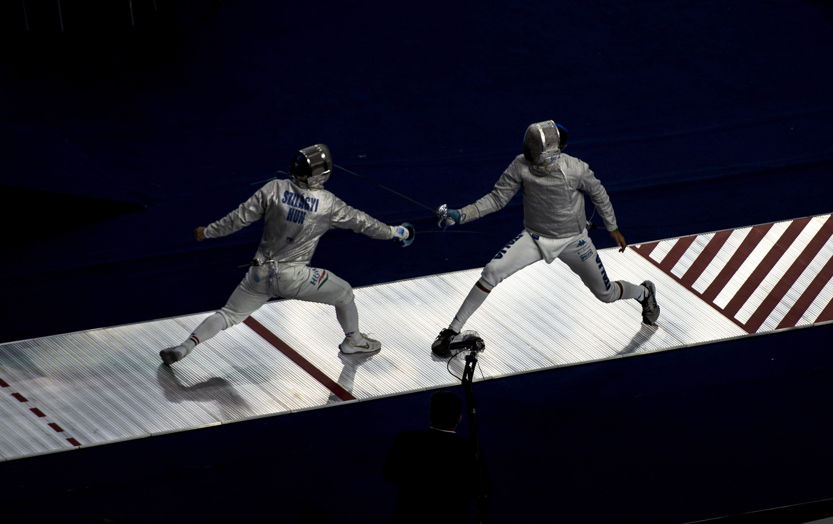 Szilágyi Áron és Pietro Torre a kairói vívó-világbajnokság negyeddöntőjében /Fotó: MTI/EPA/Mohamed Hoszam