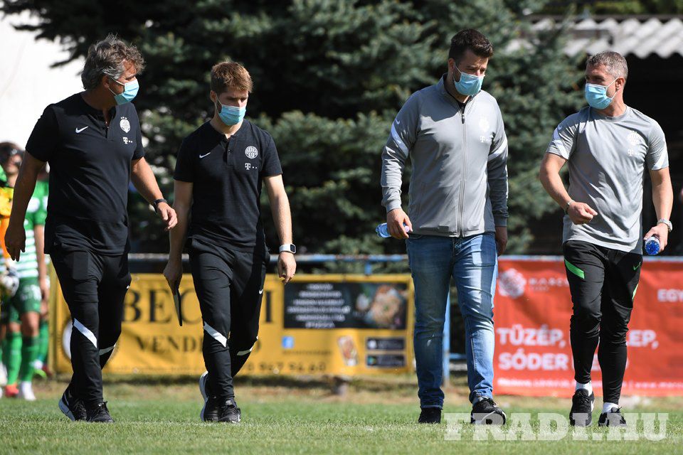 Szerhij Rebrov (jobbra) edző és kollégái még az edzéseken is felveszik a maszkot./ Fotó: Fradi.hu