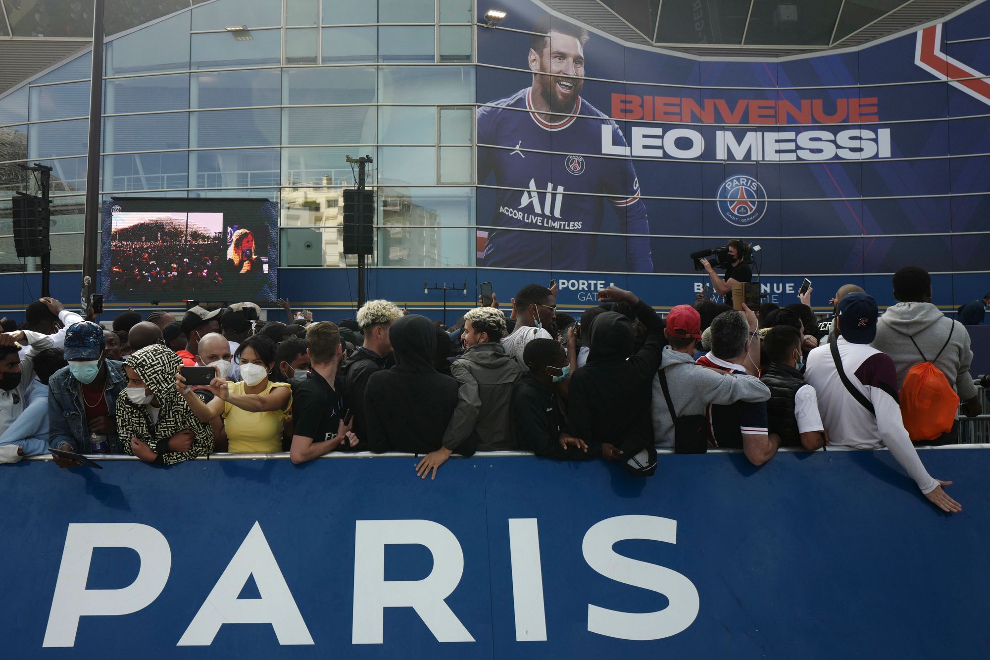 Párizsban szurkolók ezrei várták Messit a Parc des Princes stadion előtt Fotó: MTI/AP/Rafael Yaghobzadeh