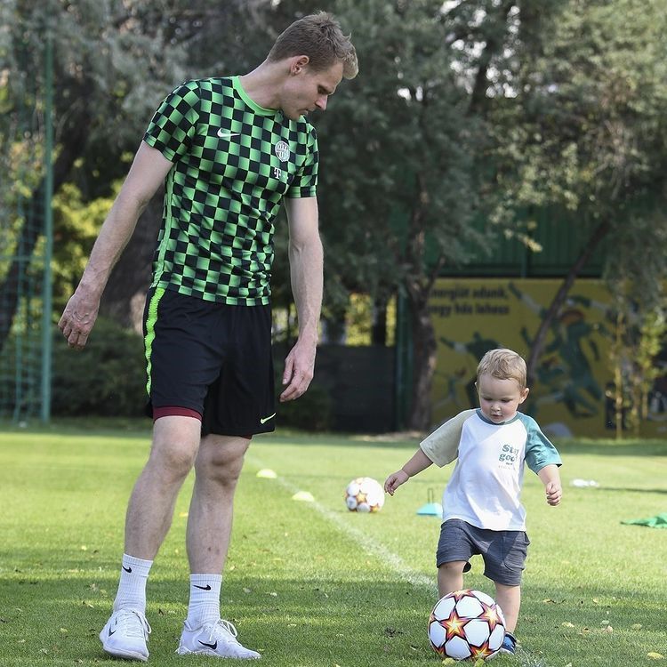 Dibusz Bence már szívesen terelgeti a labdát édesapja mellett / Fotó: FradiMédia Instagram