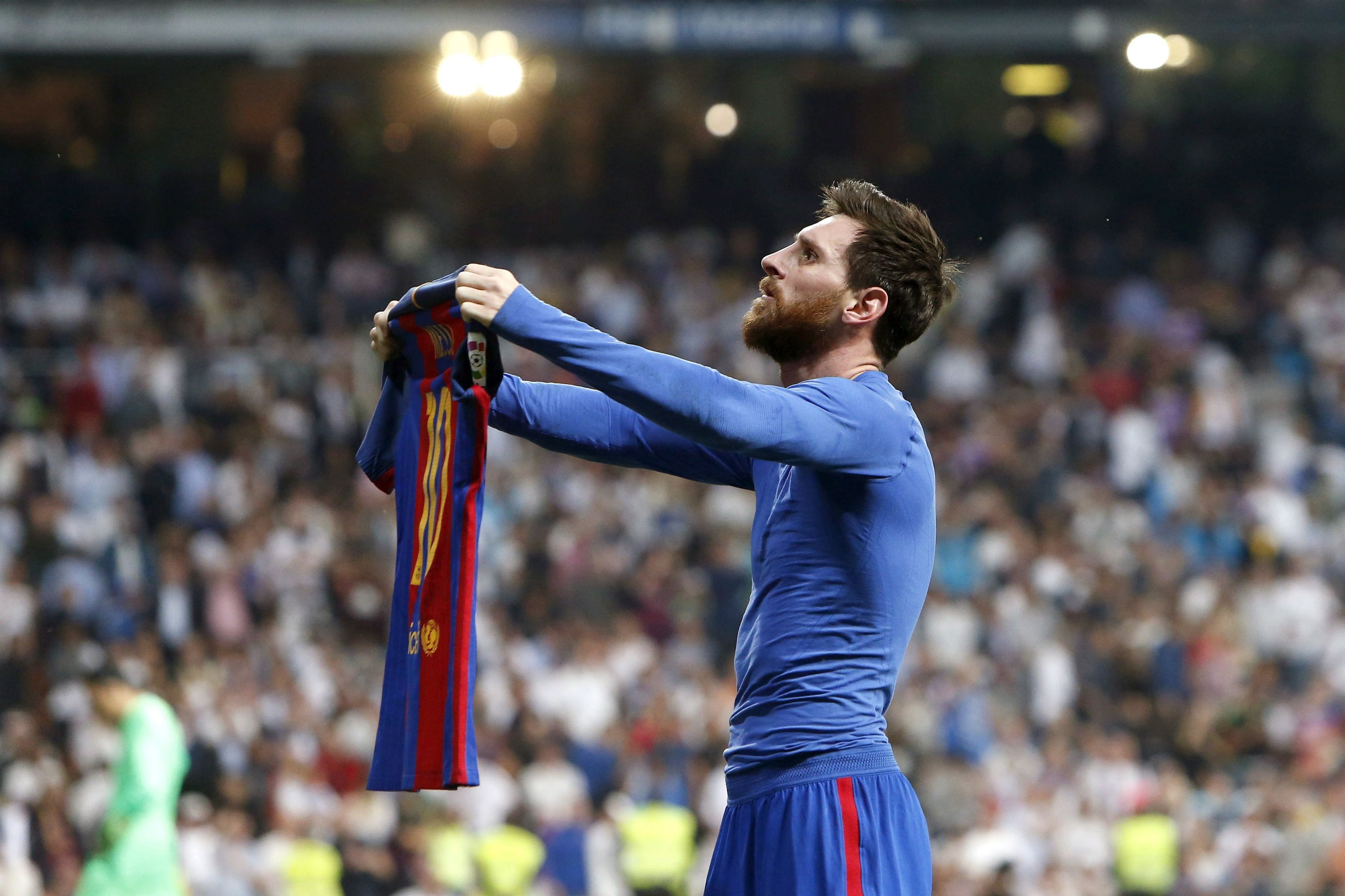 Három éve Madridban, a Real elleni 3-2-es bajnoki siker után mutatta fel mezét, jelezve, hova tartozik. Most mégis távozhat Lionel Messi./ Fotó:MTI EPA Juan Carlos Hidalgo