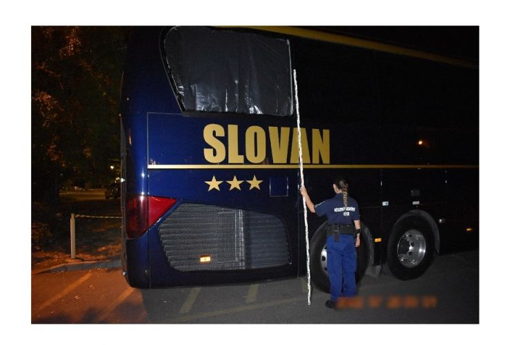 Egy szurkoló megdobta az edzésről távozó Slovan csapatszállító buszát /Fotó: police.hu