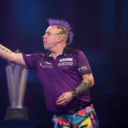 4,5 óráig készült a dartsvilágbajnok kígyómintás haja: a felesége csinálja Peter Wright vagány frizuráit