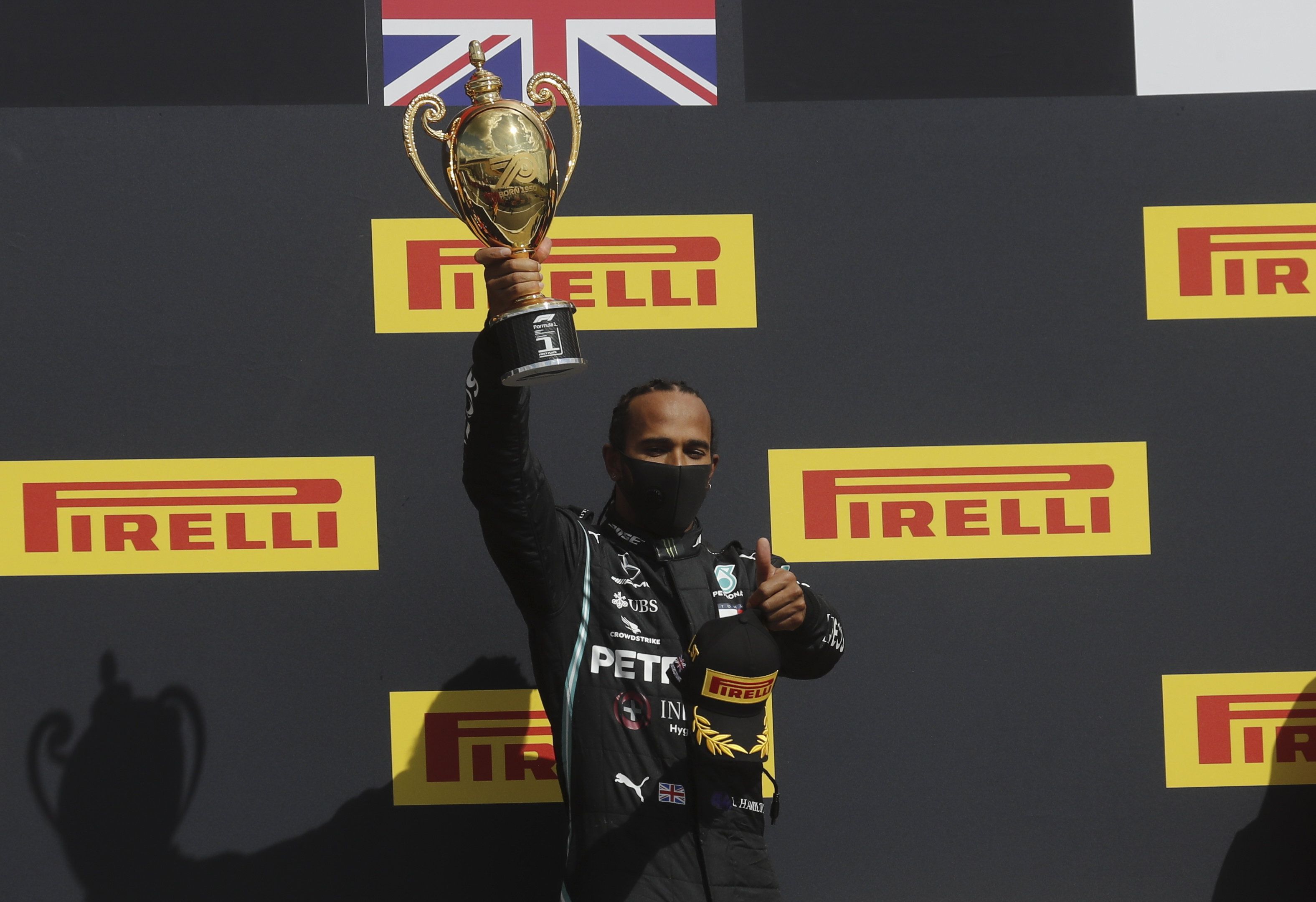 Lewis Hamilton, a Mercedes brit címvédője lett a defekt ellenére is. / MTI AP