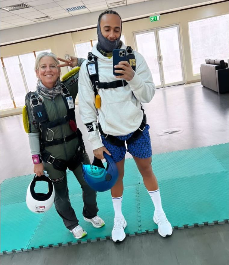 Hamilton a Mercedesnél dolgozó állandó segítőjével ment el ejtőernyőzni/Instagram
