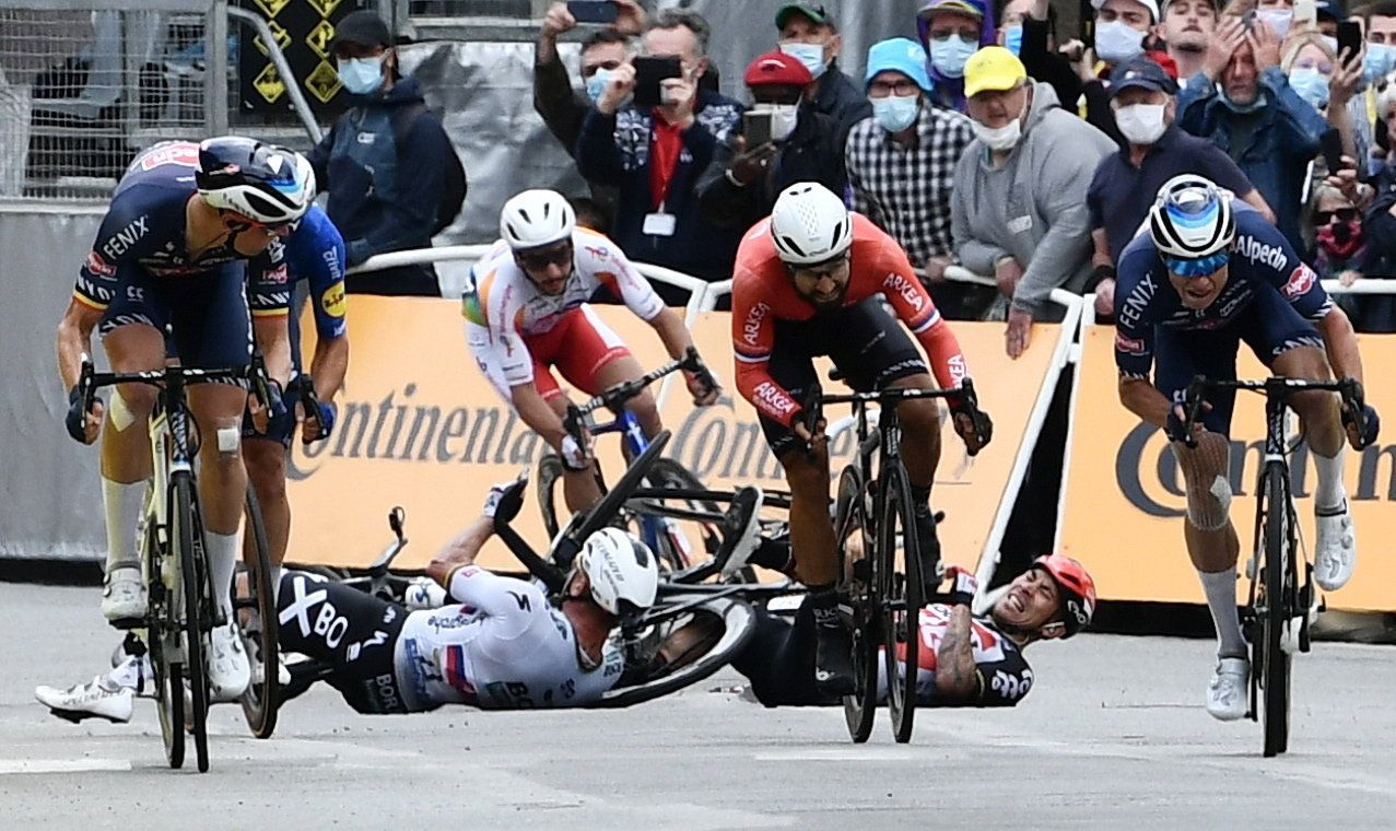 Letartóztatták a tömegbalesetet okozó Tour de France-szurkolót / Fotó: MTI/EPA/AFP/Philippe Lopez