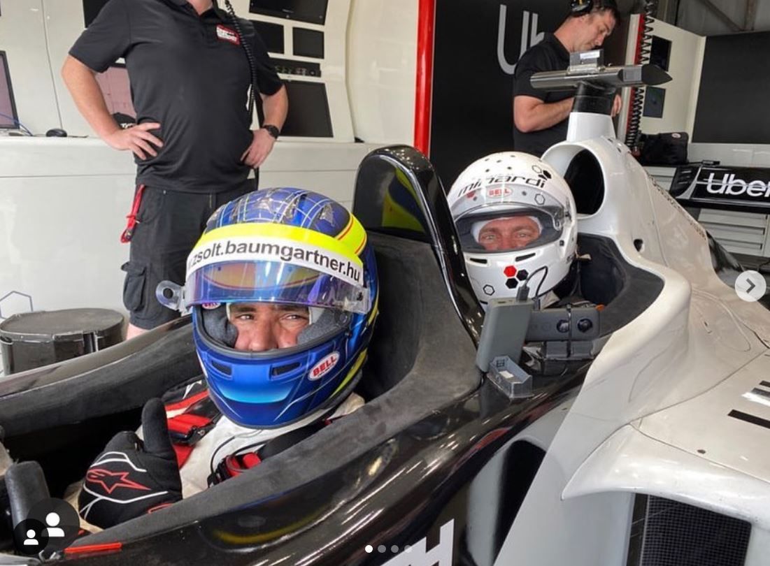 Baumgartner Zsolt (elöl) mögött foglalt helyet Lleyton Hewitt, aki nagyon élvezte az F1-es tempót, a száguldást / Fotó: Instagram